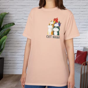 Camiseta unisex con 4 gatitos apilados y adorables de Cat Mama, regalo para amantes de los gatos, camiseta con gatito de dibujos animados, gráfico de animal divertido, camiseta artística con pájaro caprichoso