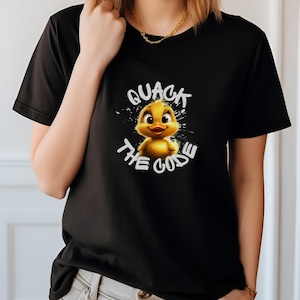 Puede incluir: Camiseta negra con un patito de dibujos animados amarillo y el texto "Quack the Code" en blanco.