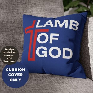 Puede incluir: Funda de cojín azul con una cruz blanca y el texto "LAMB OF GOD" en letras blancas. La cruz está delineada en rojo.