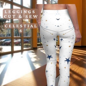 Könnte beinhalten: Weiße Leggings mit einem zarten Sternenhimmel-Muster mit blauen Sternen und goldenen Sternbildern. Die Leggings sind aus einem bequemen, dehnbaren Stoff gefertigt und perfekt für Yoga, Laufen oder den Alltag.  Crafty Harmonies Etsy.com
