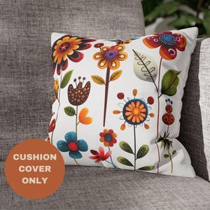 Puede incluir: Una funda de cojín blanca con un estampado floral colorido. Las flores son estilizadas y presentan una variedad de colores, incluyendo rojo, naranja, amarillo, azul y verde. El fondo es blanco.