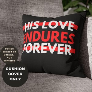 Puede incluir: Funda de cojín negra con texto blanco que dice "His Love Endures Forever" con líneas rojas sobre el texto.
