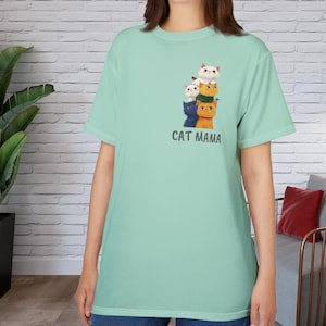 Camiseta unisex con gatitos apilados y adorables de Cat Mama, regalo para amantes de los gatos, camiseta con gatito de dibujos animados, gráfico de animal divertido, camiseta artística con pájaro caprichoso