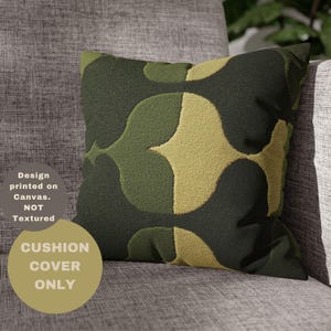 Peut inclure: Une housse de coussin carrée avec un motif abstrait vert et jaune. Le motif présente des formes superposées dans des tons de vert et de jaune. Le texte sur l'image indique "Design imprimé sur toile. NON texturé" et "HOUSSE DE COUSSIN SEULEMENT".