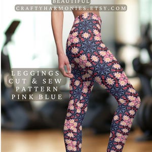 Puede incluir: Un primer plano de un par de leggings con un estampado floral rosa, azul y blanco. Los leggings están hechos para coser y se llaman "Crafty Harmonies".