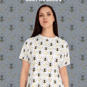 Op de afbeelding: Witte pyjamashortset met een herhaald patroon van bijen, honingdippers en sterren. De tekst "PAJAMA SHORT SET" en "BUSY AS BEES 2" zijn zichtbaar. De Etsy shopnaam "CRAFTYHARMONIES.ETSY.COM" is ook zichtbaar.