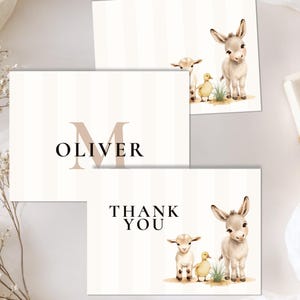 Peut inclure: Ensemble de trois cartes crème à rayures verticales. Une carte indique "OLIVER" en police serif. Les deux autres cartes présentent des illustrations à l'aquarelle d'un âne, d'un agneau et d'un caneton. Une carte dit "THANK YOU".