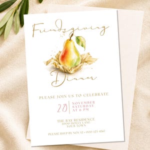 Peut inclure: Une carte d'invitation rectangulaire blanche ornée d'une illustration aquarelle de poire et du texte en écriture dorée Friendsgiving Dinner. La carte indique les détails pour un événement le 20 novembre à The Ray Residence, 1000 Holly Lane, Your Town.