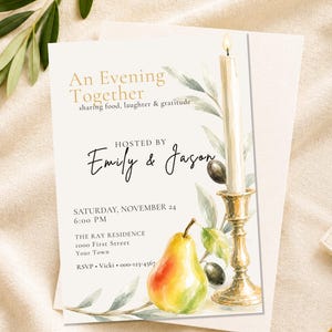 Könnte beinhalten: Eine rechteckige Einladungskarte mit einer Aquarellillustration einer Birne, Olivenzweigen und einer brennenden Kerze in einem Messingkerzenhalter. Der Text lautet An Evening Together, sharing food, laughter & gratitude.