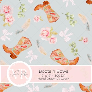 Może przedstawiać: Wzór bez szwów z akwarelowymi ilustracjami kowbojskich butów, kokardek, piór i róż. Wzór jest na jasnoniebieskim tle. Tekst "Boots n Bows" znajduje się na dole obrazu. Tekst "12" x 12" 300 DPI Hand Drawn Artwork" znajduje się pod tekstem "Boots n Bows".