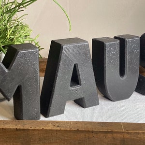 Design LETRAS CONCRETAS A–Z, &, # | 9,5 cm | Interior e exterior | cinza claro, cinza, preto