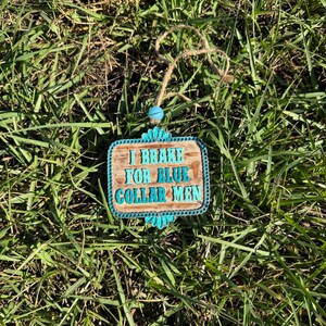 K&ouml;nnte beinhalten: Ein Holzschild mit blauen und wei&szlig;en Akzenten tr&auml;gt die Aufschrift "I Brake For Blue Collar Men".
