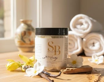 Manteca corporal Hugs con aceites esenciales de vainilla, ylang ylang y madera de cedro.