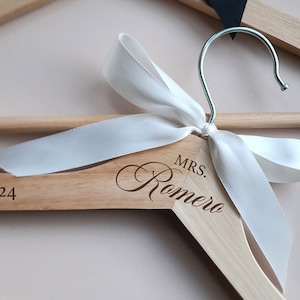 Personalisierte gravierte Brautparty-Kleiderbügel - Set von (8) - Hochzeitskleid-Kleiderbügel-Brautjungfer Geschenk - Groommen-Hochzeitsfeier benutzerdefinierte Holz-Kleiderbügel