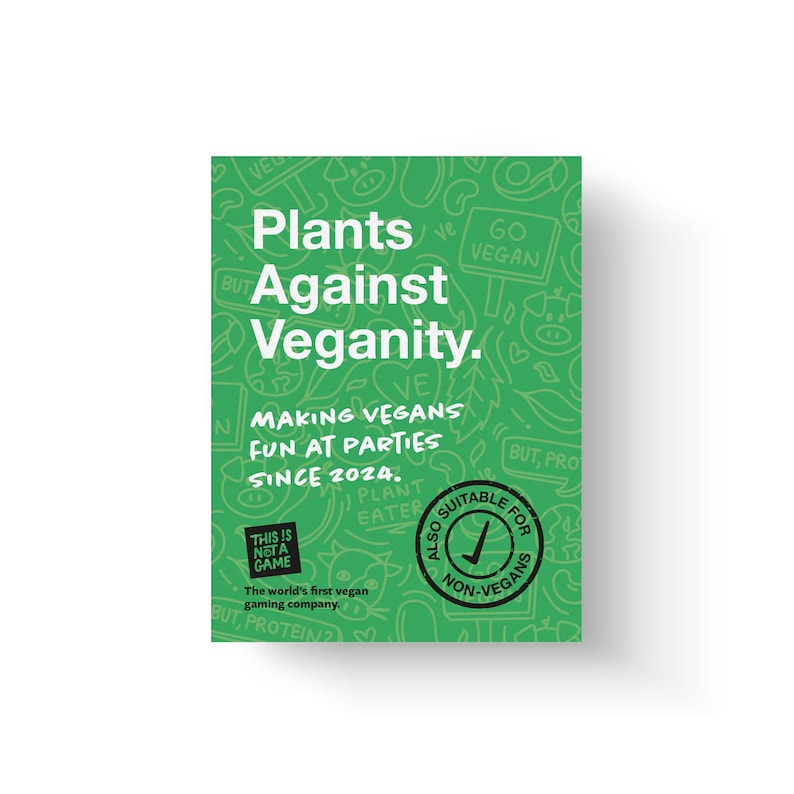 Puede incluir: Ilustraci&oacute;n verde y blanca de un juego a base de plantas llamado "Plants Against Veganity." Tambi&eacute;n se incluye el texto "Making Vegans Fun at Parties Since 2024." El juego se describe como "La primera empresa de juegos vegana del mundo."