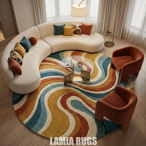 Puede incluir: Vista aérea de una sala de estar con un sofá curvo color crema, cojines coloridos y dos sillones color óxido. Una alfombra redonda con un diseño de ondas retro en tonos azules, naranjas y amarillos se encuentra en el centro. Una lámpara de pie dorada y una mesa de centro de cristal completan el espacio. La alfombra tiene el texto "LAMIA RUGS".