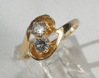 Zaffiri bianchi, montatura bypass, firmato B&F. Anello vintage in oro 10 kt, misura 7,5