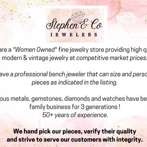 Pu&ograve; includere: Il logo di Stephen & Co Jewelers, una gioielleria di lusso. Il logo presenta una grafica a diamante e il testo "Stephen & Co JEWELERS". Il testo nell'immagine indica che il negozio &egrave; di propriet&agrave; femminile e offre gioielli moderni e vintage.