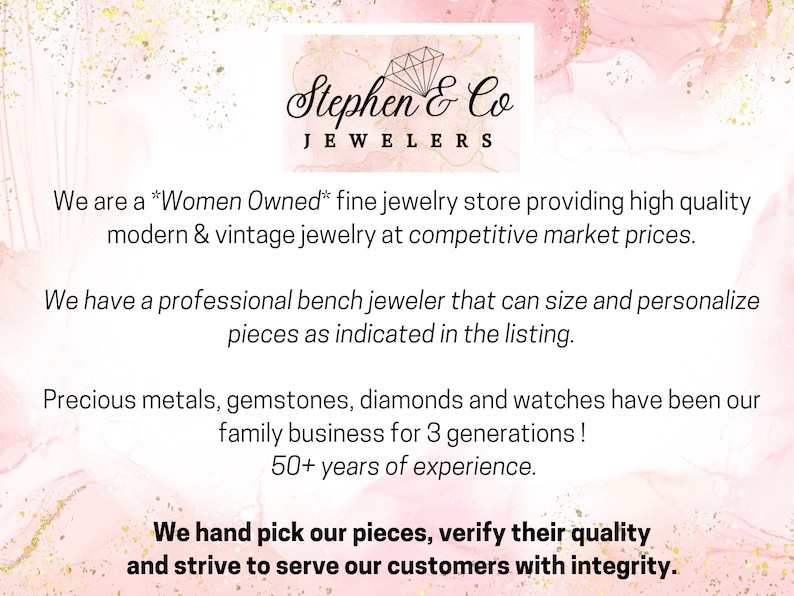 Pu&ograve; includere: Il logo di Stephen & Co Jewelers, una gioielleria di lusso. Il logo presenta una grafica a diamante e il testo "Stephen & Co JEWELERS". Il testo nell'immagine indica che il negozio &egrave; di propriet&agrave; femminile e offre gioielli moderni e vintage.