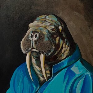 Puede incluir: Pintura al óleo de una morsa con una camisa azul, sosteniendo unas tijeras y dibujando en papel. La morsa tiene grandes colmillos y una cara detallada. El fondo es oscuro.