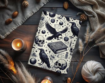 Può includere: Una copertina di quaderno bianca con un'illustrazione in bianco e nero di corvi, teschi, stelle e altri simboli mistici. La copertina del quaderno ha un'estetica vintage.