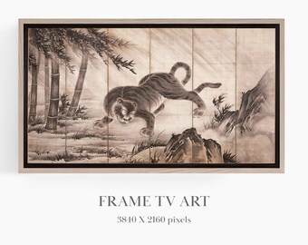 Puede incluir: Una pintura en blanco y negro enmarcada de un tigre en un bosque de bambú. El tigre camina hacia el espectador, con la cabeza girada hacia un lado. El fondo es una escena de montaña brumosa.