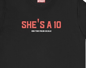 She's A 10 On The Pain Scale T-Shirt : Funny Chronic Pain Tee Snarky Tshirt for Spoonies and Fibromyalgia Flares