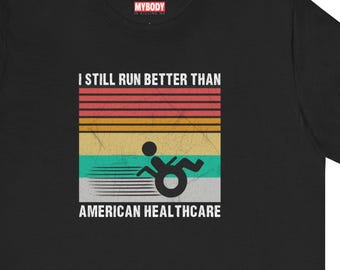 Camisetas divertidas para personas con discapacidad. "Sigo corriendo mejor que la sanidad estadounidense". Camisetas divertidas para personas con discapacidad en silla de ruedas.