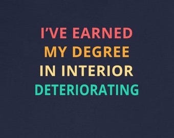 Peut inclure: Un t-shirt bleu marine avec le texte "J'ai obtenu mon diplôme en détérioration d'intérieur" dans un arc-en-ciel de couleurs.