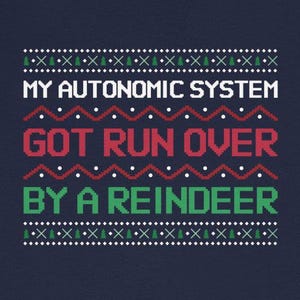 以下が含まれることがあります： 白、赤、緑のピクセル模様が施されたネイビーブルーのTシャツ。シャツのテキストは「My Autonomic System Got Run Over By A Reindeer」です。