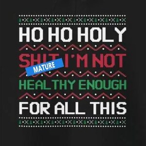 Op de afbeelding: Een zwarte kersttrui met een rood en groen ontwerp. De trui heeft de tekst "Ho Ho Holy Shit I'm Not Healthy Enough For All This" erop.