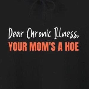 Op de afbeelding: Zwarte achtergrond met de tekst "Dear Chronic Illness, YOUR MOM'S A HOE" in witte en oranje letters. De tekst is gecentreerd en het lettertype is een mix van script en sans-serif.