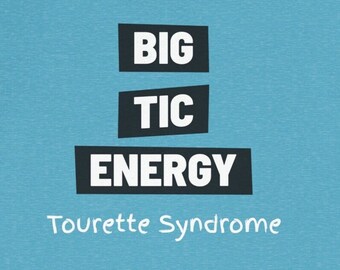 Könnte beinhalten: Blauer Hintergrund mit weißem Text, der "BIG TIC ENERGY" und "Tourette Syndrome" in gestapelter Form lautet.