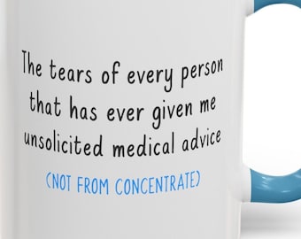 Peut inclure: Une tasse en céramique blanche avec une anse bleue. La tasse porte une inscription en noir qui dit "The tears of every person that has ever given me unsolicited medical advice (NOT FROM CONCENTRATE)"