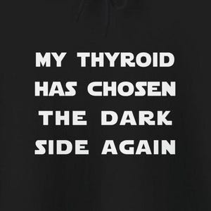 Puede incluir: Sudadera negra con texto blanco que dice "My thyroid has chosen the dark side again."