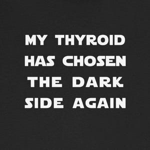 Puede incluir: Texto en blanco y negro sobre un fondo negro que dice "My thyroid has chosen the dark side again."