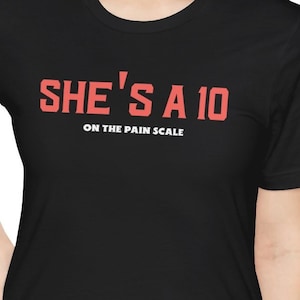 She&#39;s A 10 On The Pain Scale T-Shirt : Funny Chronic Pain Tee Snarky Tshirt for Spoonies and Fibromyalgia Flares