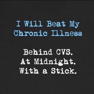 Op de afbeelding: Een zwart-witte tekstafbeelding met de tekst "I Will Beat My Chronic Illness Behind CVS. At Midnight. With a Stick."