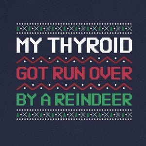 Puede incluir: Una camiseta azul marino con un diseño pixelado en blanco, rojo y verde. El texto en la camiseta dice "My Thyroid Got Run Over By A Reindeer".