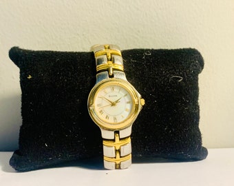Vintage Bulova Ladies Watch! T9 Base Metal Bezel! Looks amazing and in Perfect Working Order with a New Battery! Japan Movt!