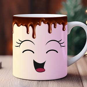 Puede incluir: Taza de cerámica blanca con un diseño de cara sonriente. La taza presenta un degradado de color, que va del amarillo al rosa, con un diseño de goteo de chocolate en la parte superior. La cara tiene los ojos cerrados y la boca abierta.