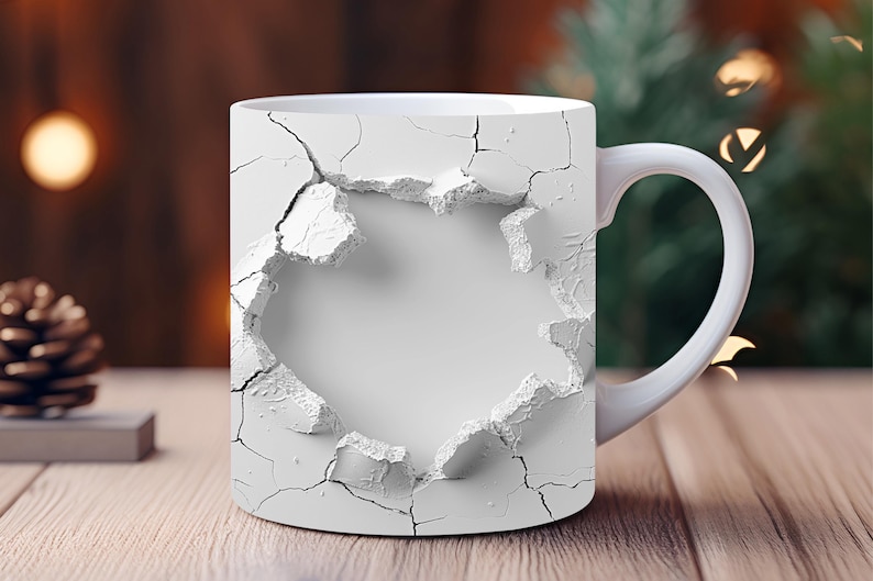 K&ouml;nnte beinhalten: Wei&szlig;e Keramiktasse mit einem rissigen, strukturierten Design. Die Tasse hat ein gro&szlig;es Loch an der Seite, das das wei&szlig;e Innere freilegt.
