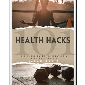 Könnte beinhalten: Ein Buchcover mit dem Titel "Health Hacks 101: Beginners Guide to Creating a Healthy Lifestyle" von Sarah Davis. Das Cover zeigt eine Frau, die auf einem Balkon meditiert, mit einem Sonnenuntergang im Hintergrund und einem Paar Hanteln im Vordergrund.