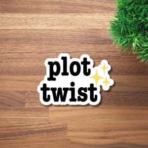Puede incluir: Una pegatina troquelada con las palabras plot twist en una fuente negra sans-serif en negrita. El texto está dispuesto en dos líneas con un borde blanco. A la derecha del texto, hay tres pequeñas estrellas amarillas de cuatro puntas.