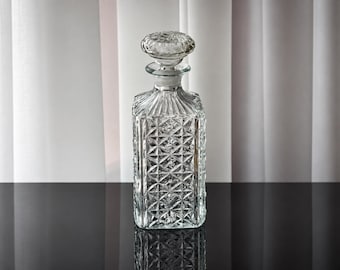Decantador de whisky de vidrio prensado vintage con tapón de repuesto, botella de whisky de estilo tallado grueso.