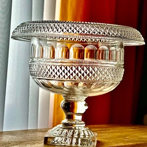 Antique Anglo-Irish Cut Glass Pedestal Bowl (c.1820–1840) – Turned-Over Rim, Diamond Cut, Lemon Squeezer Base