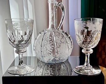 Antica brocca vittoriana in vetro per claret con coppia di calici da vino in cristallo, set di bicchieri con decorazioni incise a motivo di tralci di vite.