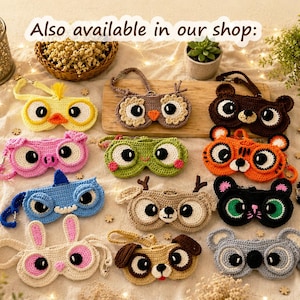 K&ouml;nnte beinhalten: Eine Sammlung von elf geh&auml;kelten Schlafmasken im Tierdesign, darunter Motive wie ein gelbes K&uuml;ken, eine braune Eule, ein B&auml;r, ein rosa Schwein, ein gr&uuml;ner Frosch, ein orangefarbener Tiger, ein blauer Hai, ein Reh, eine schwarze Katze, ein wei&szlig;er Hase und ein grauer Koala mit Riemen.