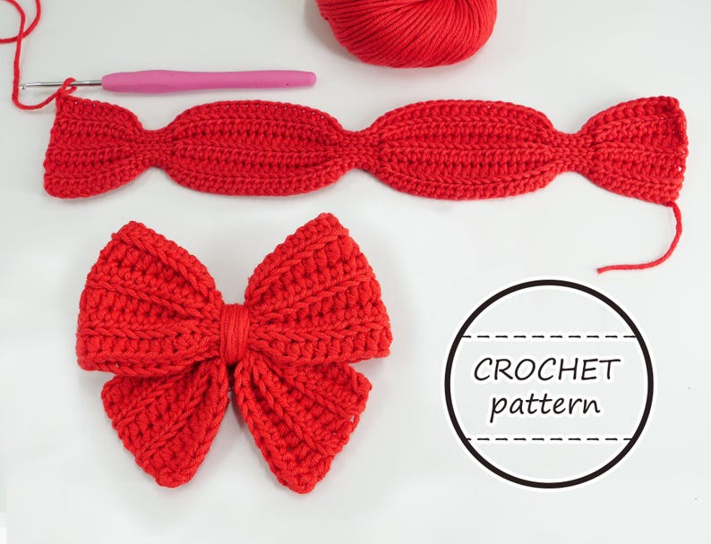 Puede incluir: Se muestra un lazo rojo de ganchillo y un proyecto de ganchillo parcialmente terminado. Tambi&eacute;n se ven una madeja de hilo rojo y un ganchillo rosa. La imagen incluye el texto "CROCHET pattern" en un marco circular.