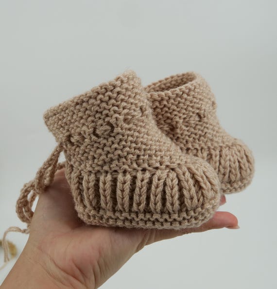 Modèle tricot de chaussons pour bébé – Modèle de chaussons à tricoter  caramel, Modèle de chaussons facile et Modèles à tricoter de chaussons pour